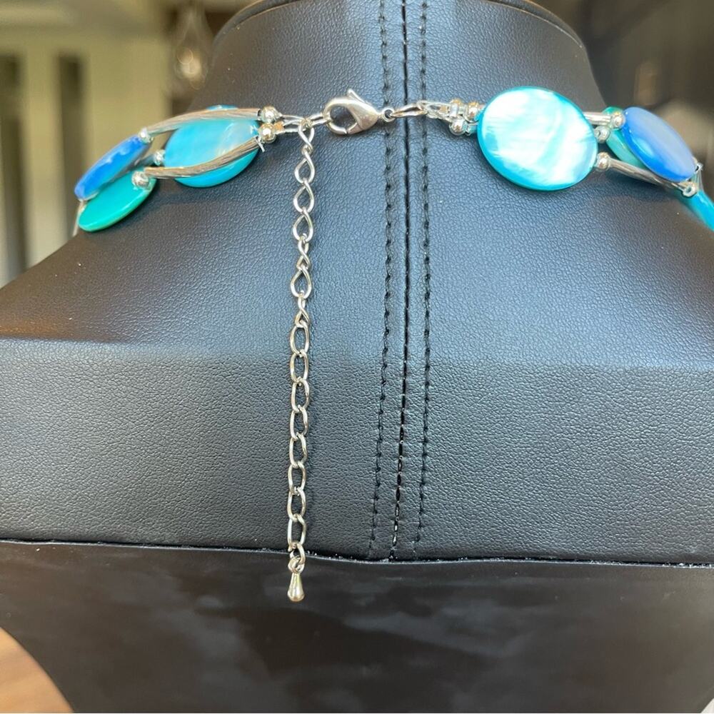 Shades of Turquoise Blue Three Strand Beaded Shell Necklace Silver Tone 19-22” - Picture 5 of 5